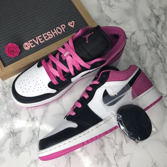 Jordan Retro 1 low 💗 - Picture 2 of 4